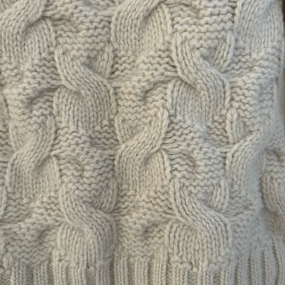 Gorgeous wool and angora sweater with pearl and cable details - Picture 4 of 6